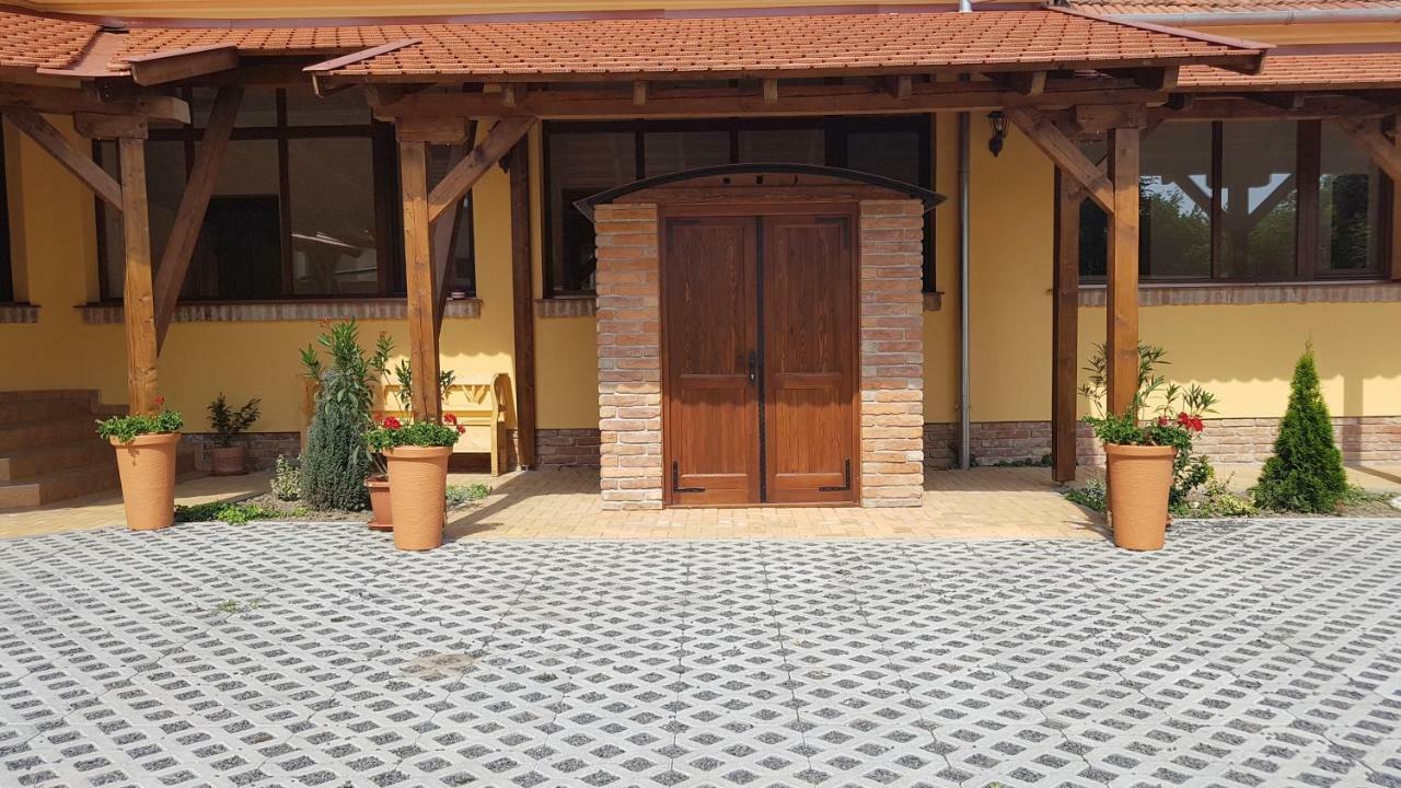 Toscana Apartman Gyula Exterior photo