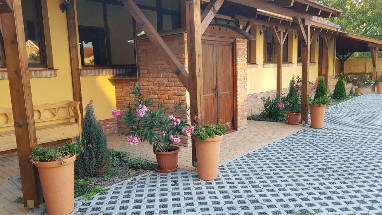 Toscana Apartman Gyula Exterior photo