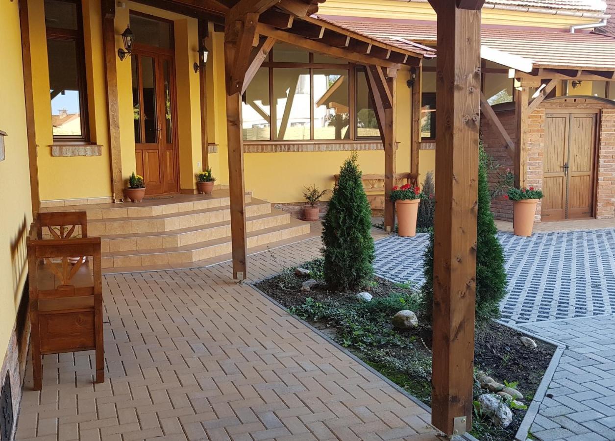 Toscana Apartman Gyula Exterior photo